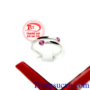 Nhẫn nữ bạc đính đá kêt hợp thêm lông đuôi voi tạo điểm nhấn cho sản phẩm