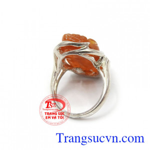 Ngoài ra khi sử dụng nhẫn nưc bạc mã não đẹp sẽ giúp bạn giảm căng thẳng lo lắng, lấy lại nguồn năng lượng tích cực