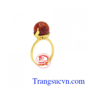 Nhẫn nữ đá san hô vàng 14k được chế tác tinh tế từ đá san hô thiên nhiên bọc vàng 14k.