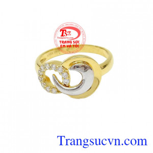 Nhẫn nữ kiểu dáng tinh tế là món quà ý nghĩa dành tặng bạn nữ