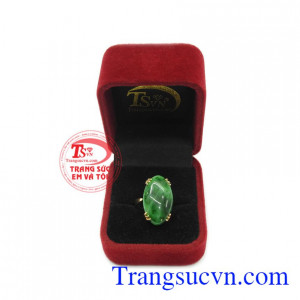 Nhẫn nữ ngọc cẩm thạch bọc vàng sẽ giúp người sử dụng gặp nhiều may mắn và tài lộc trong công việc.