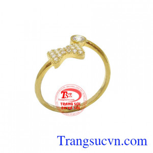 Nhẫn nữ nơ quý tộc được cách điệu thời trang, dễ dàng kết hợp với các trang phục