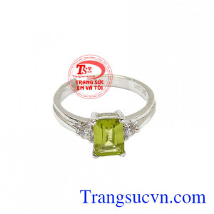 Nhẫn nữ peridot thời trang là món quà ý nghĩa dành tặng người thân