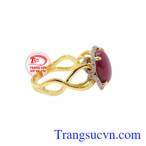 Đá ruby tượng trưng cho Mặt Trời, quyền lực, tự do, may mắn và vui vẻ, vì vậy được phái đẹp lựa chọn như lá bùa hộ mệnh cho bản thân,Nhẫn nữ Ruby vàng 10k