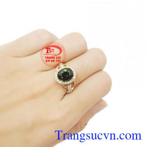 Nhẫn nữ vàng tây gắn đá thiên nhiên chế tác tinh tế mang đến những đường nét sáng,bóng bền đẹp cho chiếc nhẫn nữ đeo hợp thời trang,chất lượng vàng được đảm bảo uy tín. đá thiên nhiên hộ mệnh mang lại may mắn, sức khỏe cho người sử dụng