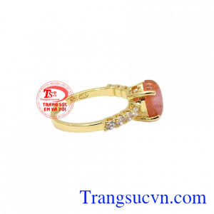 Đá Sapphire có tác dụng mang lại cảm giác êm đềm và tập trung tâm trí, giảm sự mệt mỏi, căng thẳng, giúp tinh thần thoải mái và loại bỏ được những suy nghĩ tiêu cực cho người đeo,Nhẫn nữ Sapphire vàng 10k