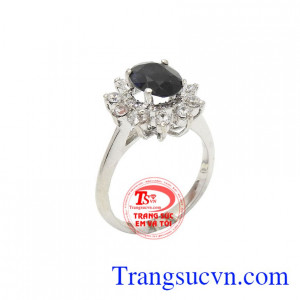 Nhẫn nữ sapphire vàng trắng là sản phẩm nhẫn nữ đẹp được gắn đá sapphire thiên nhiên, có giấy kiểm định đá tự nhiên