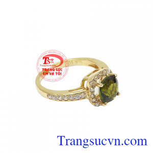 Nhẫn nữ Tourmaline lục là món quà ý nghĩa dành tặng bạn gái