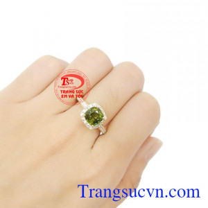 Nhẫn nữ Tourmaline lục là món quà ý nghĩa dành tặng bạn gái