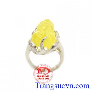 Những người làm ăn kinh doanh thường mang tỳ hưu như vật hộ thân may mắn, tiền tài