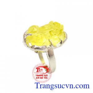 Tỳ hưu mang lại tài lộc và may mắn,giúp công danh sự nghiệp phấn như diều gặp gió