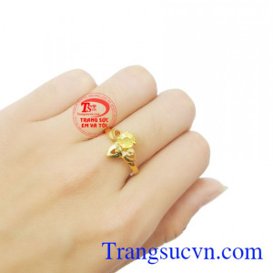 Nhẫn nữ vàng đá saphira thiên nhiên