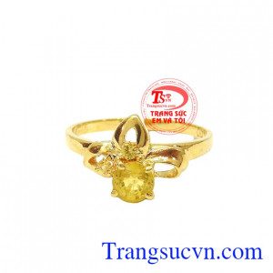 Nhẫn nữ vàng đá saphira thiên nhiên là sản phẩm nhẫn nữ đẹp có gắn đá saphia thiên nhiên, sản phẩm được các bạn nữ yêu thích