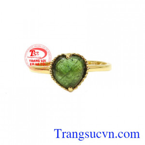 Nhẫn trái tim tourmalin thiên nhiên được thiết kế theo phong cách nữ tính quyến rũ. 