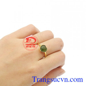 Đá tourmalin hợp phong thủy, giải tỏa căng thẳng mang lại giấc ngủ ngon. Nhẫn trái tim tourmalin thiên nhiên