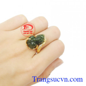 Tỳ Hưu đã trở thành thần bảo vệ cho gia đình, bảo vệ sự bình yên cho ngôi nhà của ta.. bán chiếc nhẫn nữ ngọc cẩm thạch tỳ hưu bọc vàng 14k sang trọng.