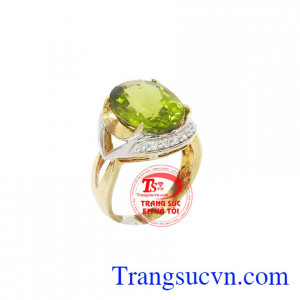 Nhẫn vàng đá Peridot Mệnh Hỏa là sản phẩm nhẫn nữ vàng tây được gắn đá peridot thiên nhiên