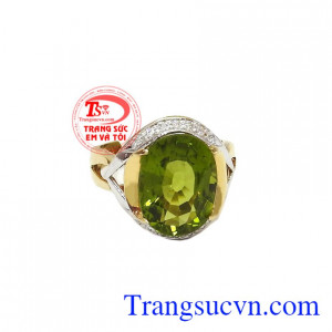 Nhẫn vàng đá Peridot Mệnh Hỏa mang đến vẻ đẹp quý phái, sang trọng cho người đeo