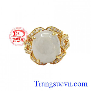 Nhẫn vàng nữ đá quý sapphire trắng mang năng lượng tốt may mắn và thành công cho người dùng