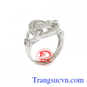 Nhẫn vàng trắng Italy 18k là sản phẩm đẹp sang trọng, quý phái cho người đeo