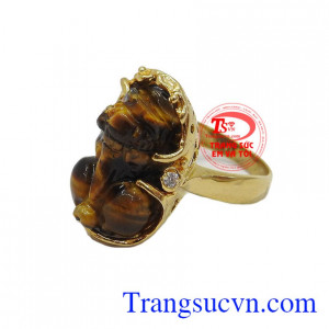 Nhẫn vàng tỳ hưu đá mắt hổ đeo hợp với người mệnh kim và mệnh thổ đem lại nhiều may mắn
