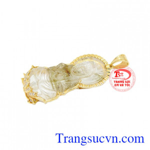 Phật quan âm thạch anh tóc bọc vàng được chế tác từ đá thạch anh tóc thiên nhiên bọc vàng 14k.