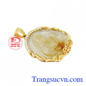 Phật thạch anh tóc bọc vàng 14k là sản phẩm được thiết kế tinh tế, tỉ mỉ, đẹp mắt.