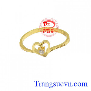 Nhẫn nữ vàng tây chế tác tinh tế mang đến những đường nét sáng, bóng bền đẹp cho chiếc nhẫn nữ đeo hợp thời trang, chất lượng vàng được đảm bảo uy tín