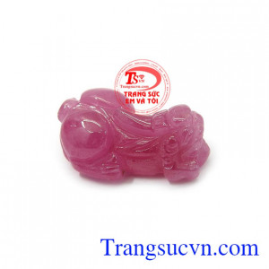 Ruby tượng trưng cho quyền lực và tình yêu vĩnh cửu, là sự đam mê cháy bỏng nồng nàn gắn kết tình yêu