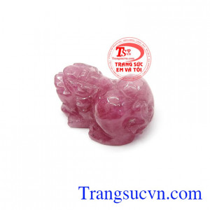 Tỳ hưu ruby hoàn mỹ sẽ rất thích hợp để làm nhẫn bọc vàng, mặt dây chuyền bọc vàng dễ dàng kết hợp với nhiều phong cách thời trang khác nhau