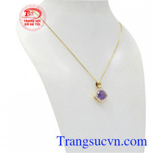 Bộ mặt dây nữ thạch anh tím có thể kết hợp với nhiều kiểu quần áo.