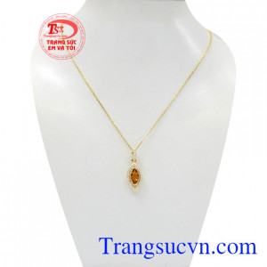 Bộ mặt dây nữ thạch anh vàng được thiết kế tinh tế, xinh xắn.