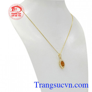Bộ mặt dây nữ thạch anh vàng phù hợp với nhiều kiểu quần áo.