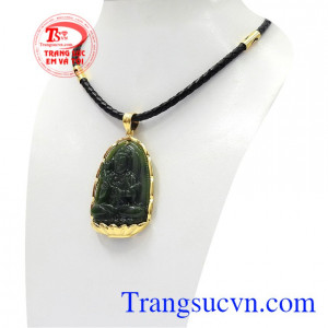 Bộ mặt dây phật tuổi Ngọ bọc vàng có thể kết hợp với nhiều kiểu trang phục.