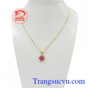 Với kiểu dáng trẻ trung chạm khắc bông hoa mang đến cho người sử dụng sự tự tin và thời trang dễ dàng kết hợp với nhiều loại trang phục,Bộ mặt dây Ruby vàng 14k