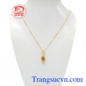 Bộ mặt dây thạch anh vàng hợp thời trang, được thiết kế tinh tế, đẹp mắt.