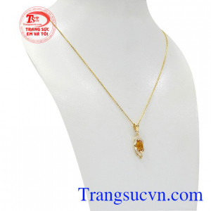 Bộ mặt dây thạch anh vàng mang lại vẻ nữ tính, tinh tế cho người đeo.
