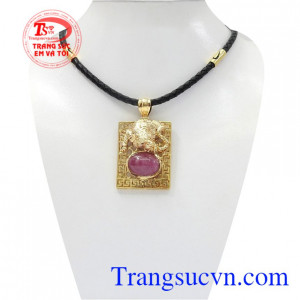 Bộ mặt dây vàng Ruby được thiết kế tinh tế, sang trọng, chất lượng cao.
