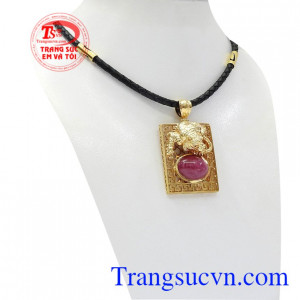 Bộ mặt dây vàng Ruby mang lại vẻ uy dũng, sang trọng cho người đeo.