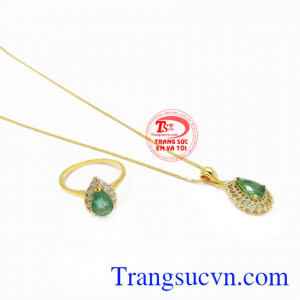 Bộ trang sức Emerald thiên nhiên có thể dùng làm quà tặng cho cô dâu khi về nhà chồng.