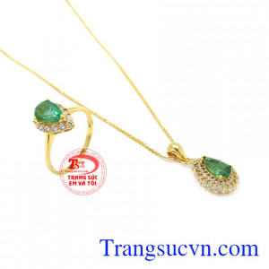 Bộ trang sức Emerald thiên nhiên tôn lên vẻ sang trọng, đẳng cấp cho người sở hữu.
