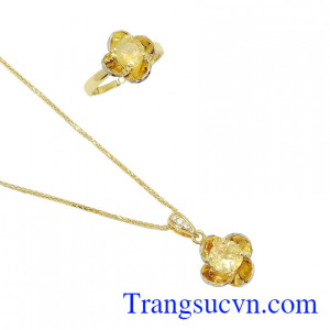 Đá Opal hợp sẽ trở thành một người thành đạt, có quyền lực lãnh đạo và may mắn hơn trong đường công danh, sự nghiệp
