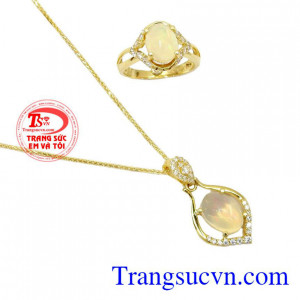 Khi đeo trang sức đá Opal nên có những suy nghĩ, cảm xúc tích cực, tránh để bản thân có những suy nghĩ, cảm xúc tiêu cực