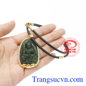 Mặt dây có thể kết hợp với dây chuyền vàng, dây da hoặc dây cao su bọc vàng. 