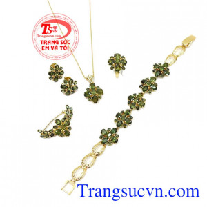 Bộ trang sức tôn vinh nét đẹp của phụ nữ, mang đến sự sang trọng và tinh tế. Bộ trang sức sapphir quý phái
