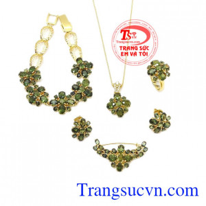 Bộ trang sức sapphir quý phái là sự kết hợp tuyệt vời từ sapphir thiên nhiên và vàng tây sáng bóng. 