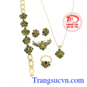 Sản phẩm thích hợp làm quà tặng cho người phụ nữ của bạn trong những dịp quan trọng. Bộ trang sức sapphir quý phái.
