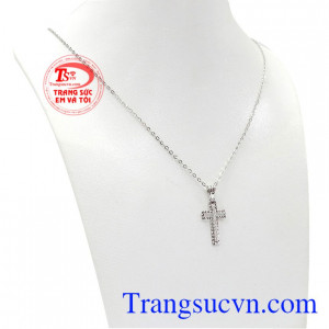 Bộ trang sức thánh giá tinh tế được thiết kế sang trọng, tinh tế.