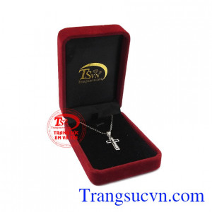 Trang sức vàng trắng dễ dàng kết hợp với các trang phục khác nhau. Bộ trang sức thánh giá tinh tế