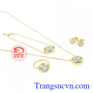 Bộ trang sức vàng 10k Korea toát lên vẻ đẹp hiện đại nhưng cũng rất nữ tính.